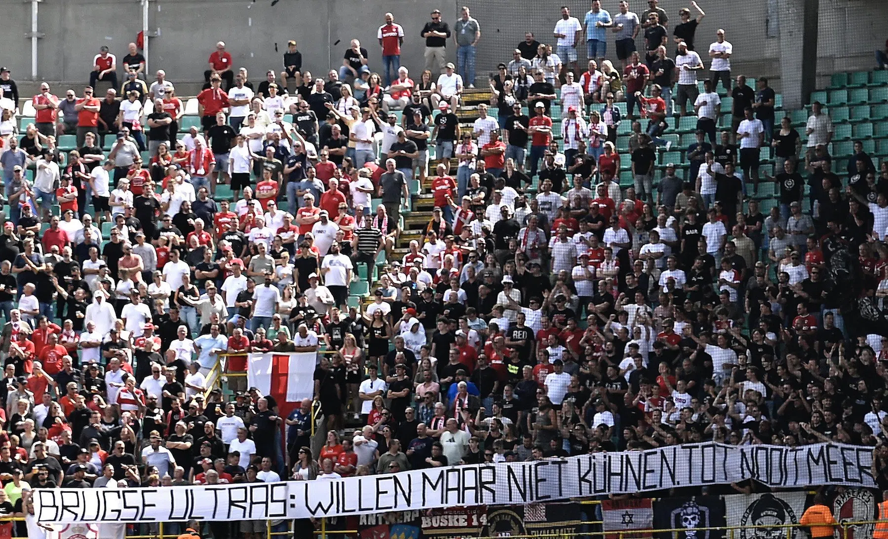 Antwerp-Club Brugge met spandoeken en gezangen