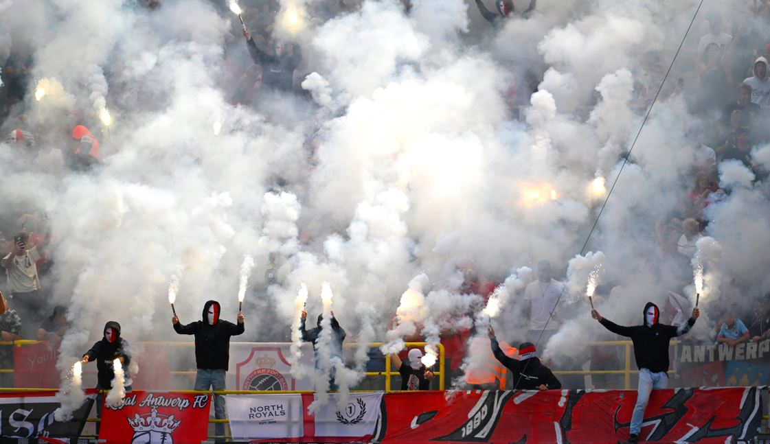 Twee fans gewond door vuurpijl tijden Club Brugge - Royal Antwerp FC