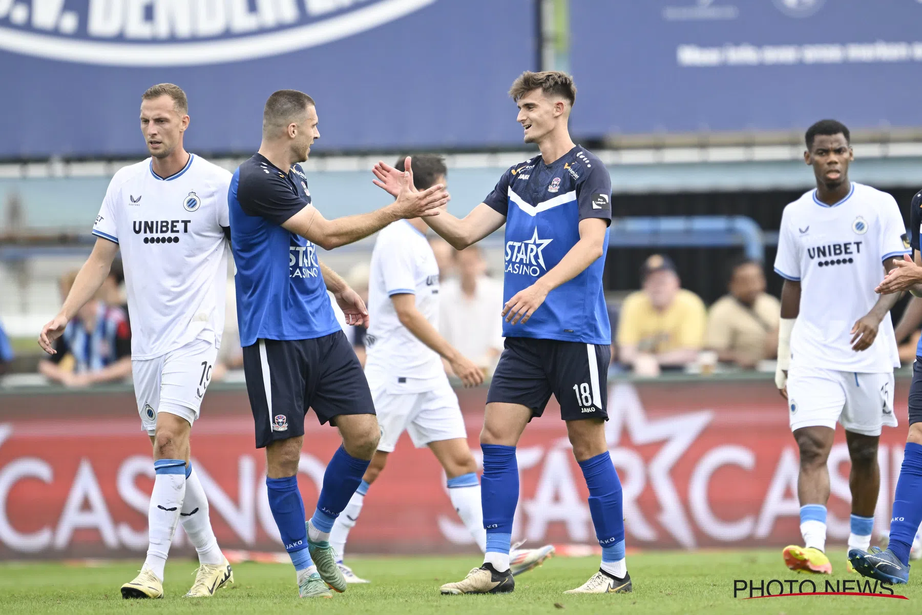 Club Brugge-fans na aansluiting Dender in Jupiler Pro Leaguematch 