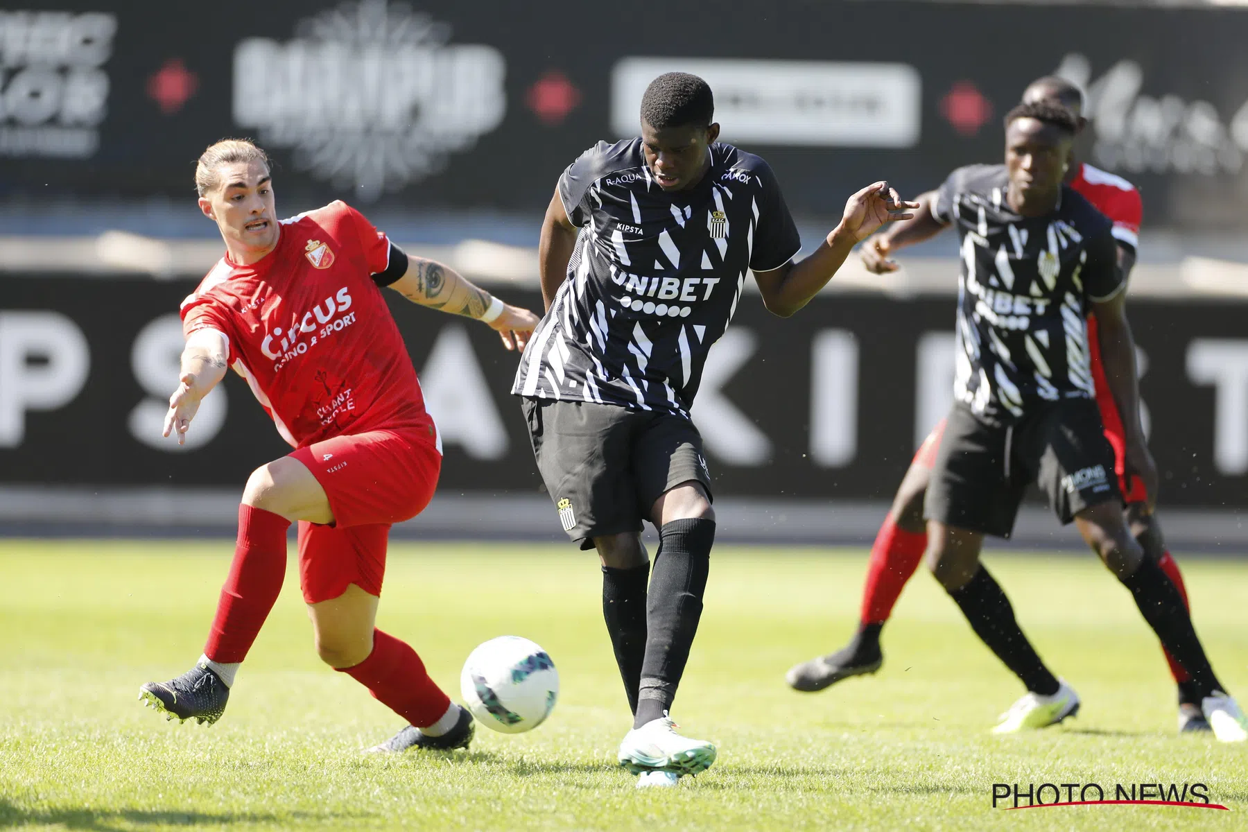 OFFICIEEL: Mitchy Ntelo verkast van Loko Plovdiv naar Yverdon Sport