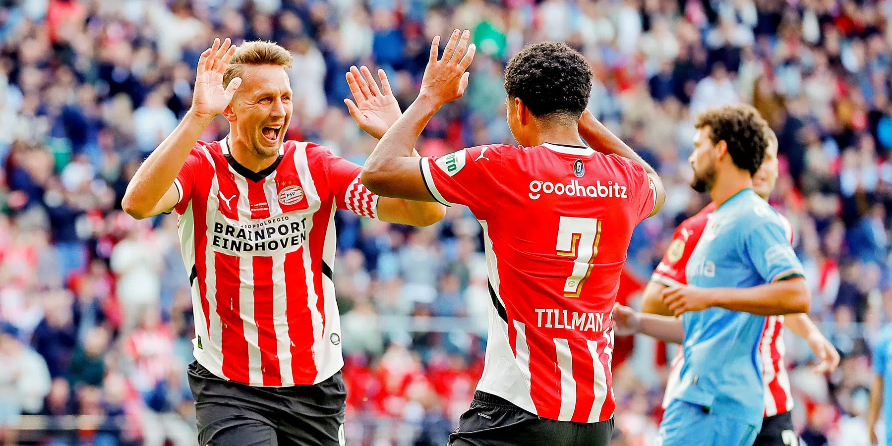 Niet in hoogste versnelling spelend PSV behoudt perfecte score met zege op NEC