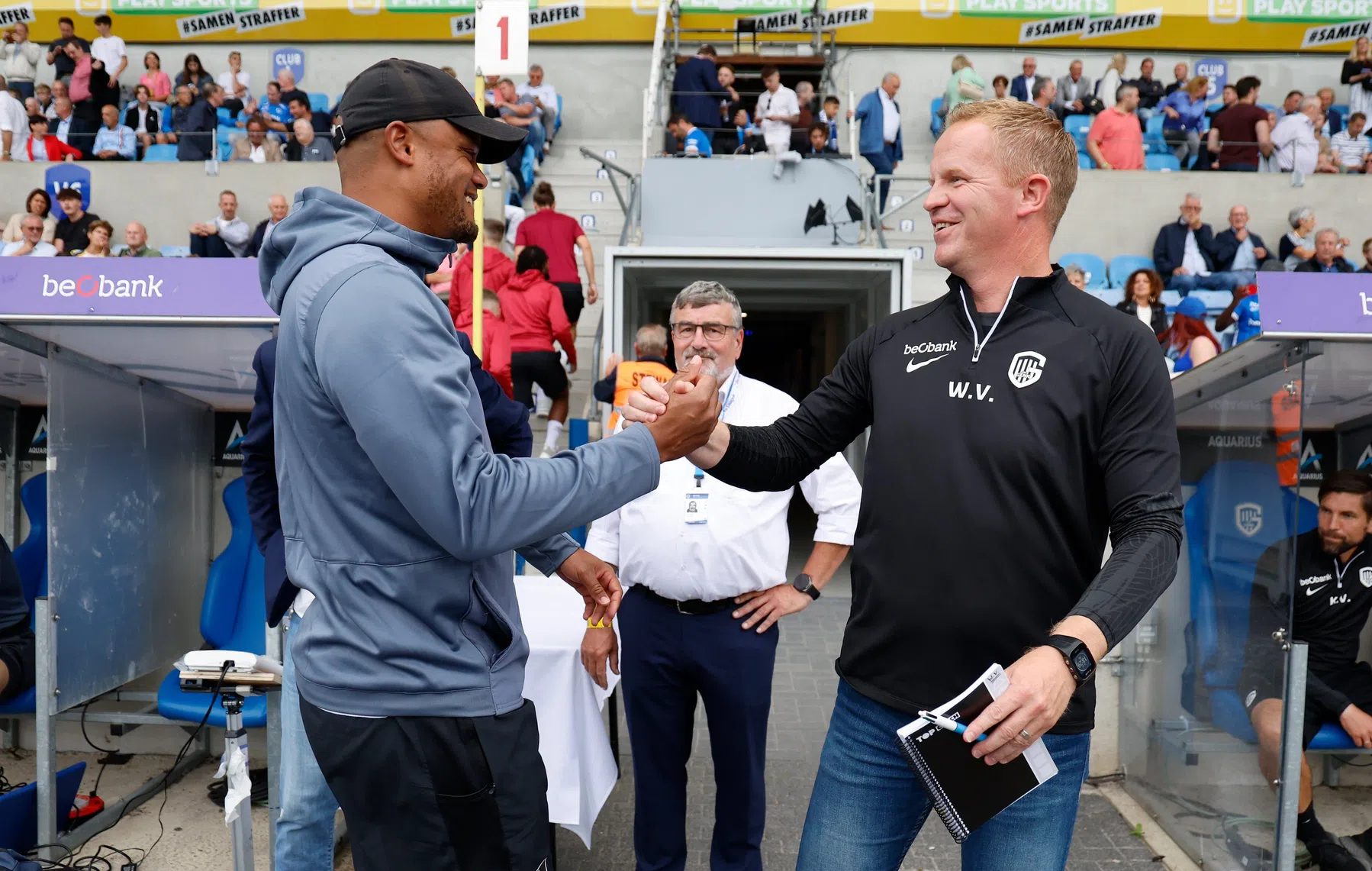 Vincent Kompany ontvangt KAA Gent-coach Wouter Vrancken bij Bayern München