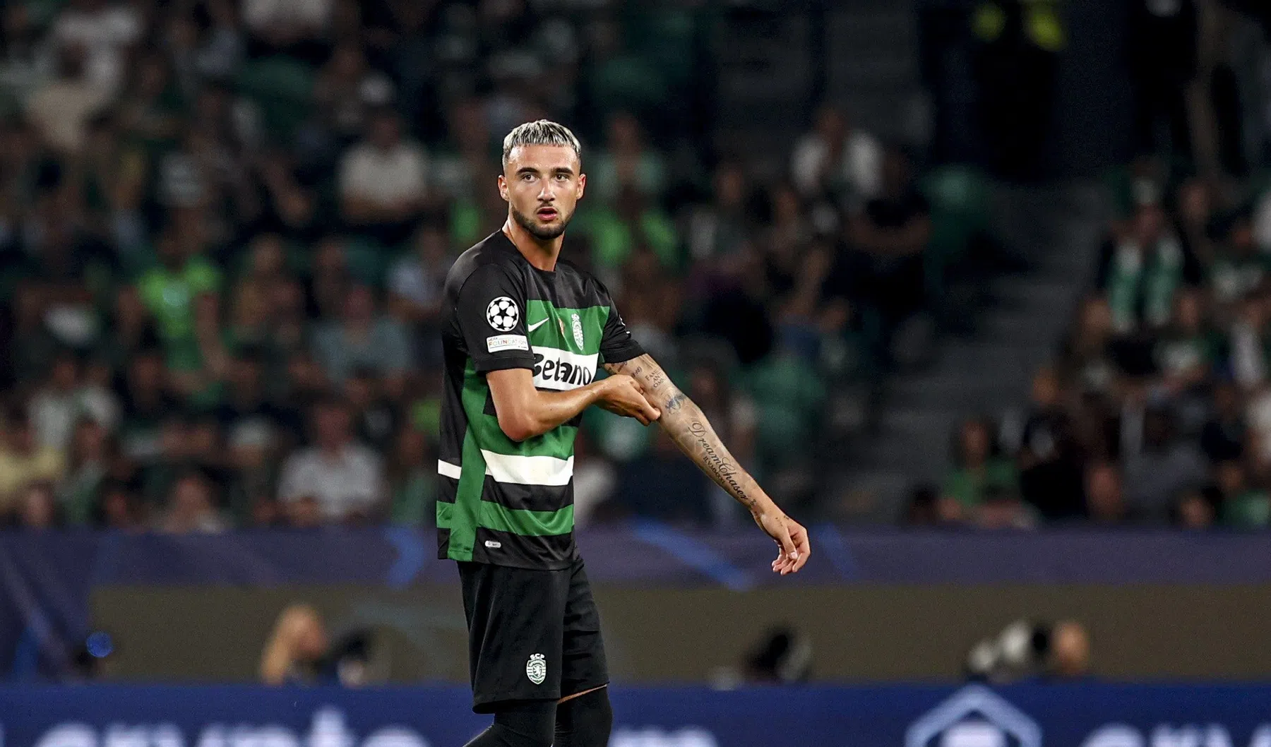 Zeno Debast scoort eerste profgoal in Champions League voor Sporting CP