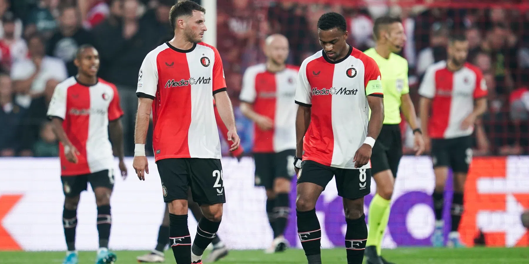 Feyenoord-fans geloven ogen niet tegen Bayer Leverkusen