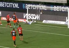 Bizarre blunder in KKD: Helmond-doelman vergeet dat hij mag keepen met handen