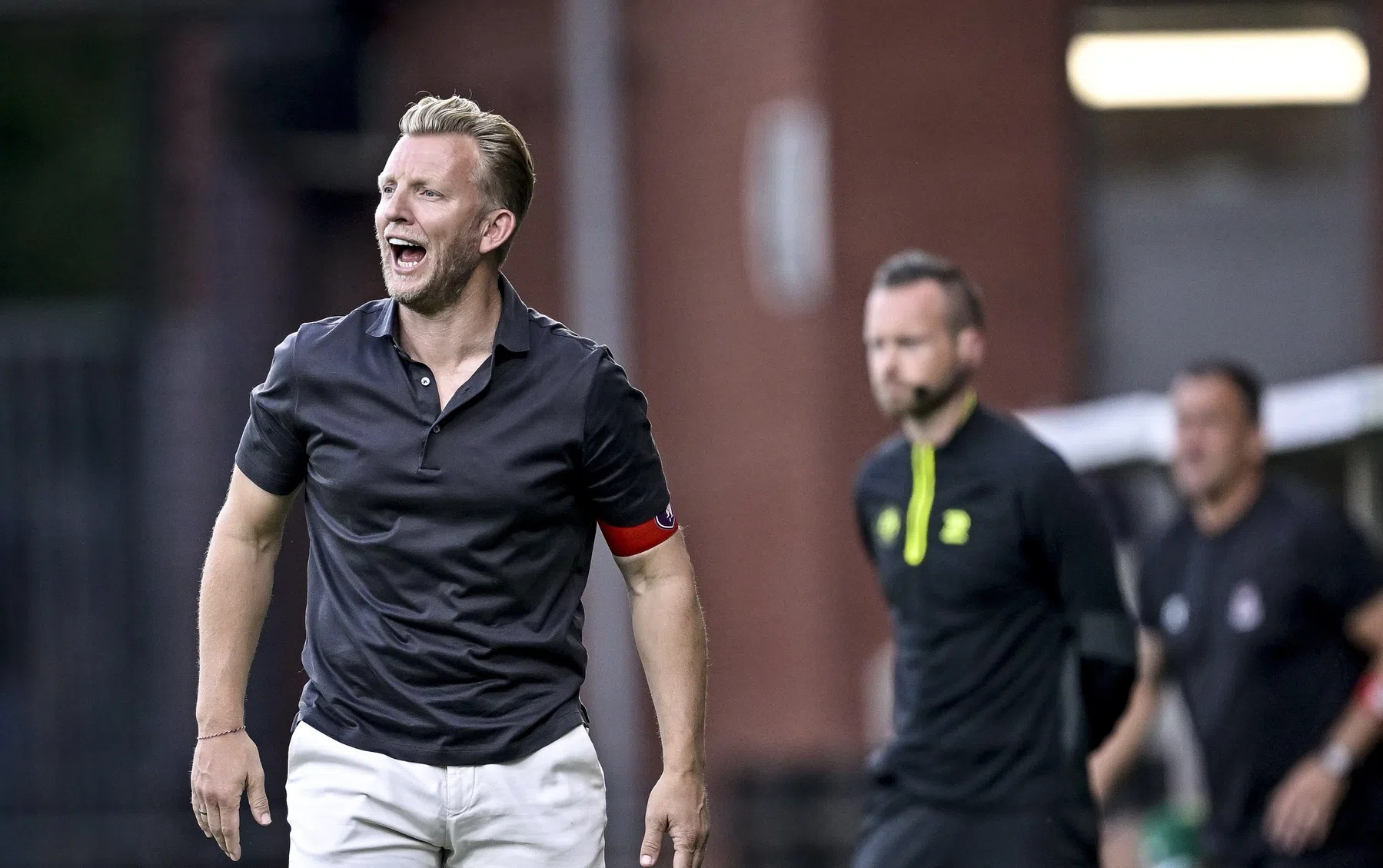 Beerschot-fans bestormen mixed zone, Kuyt meldt zich