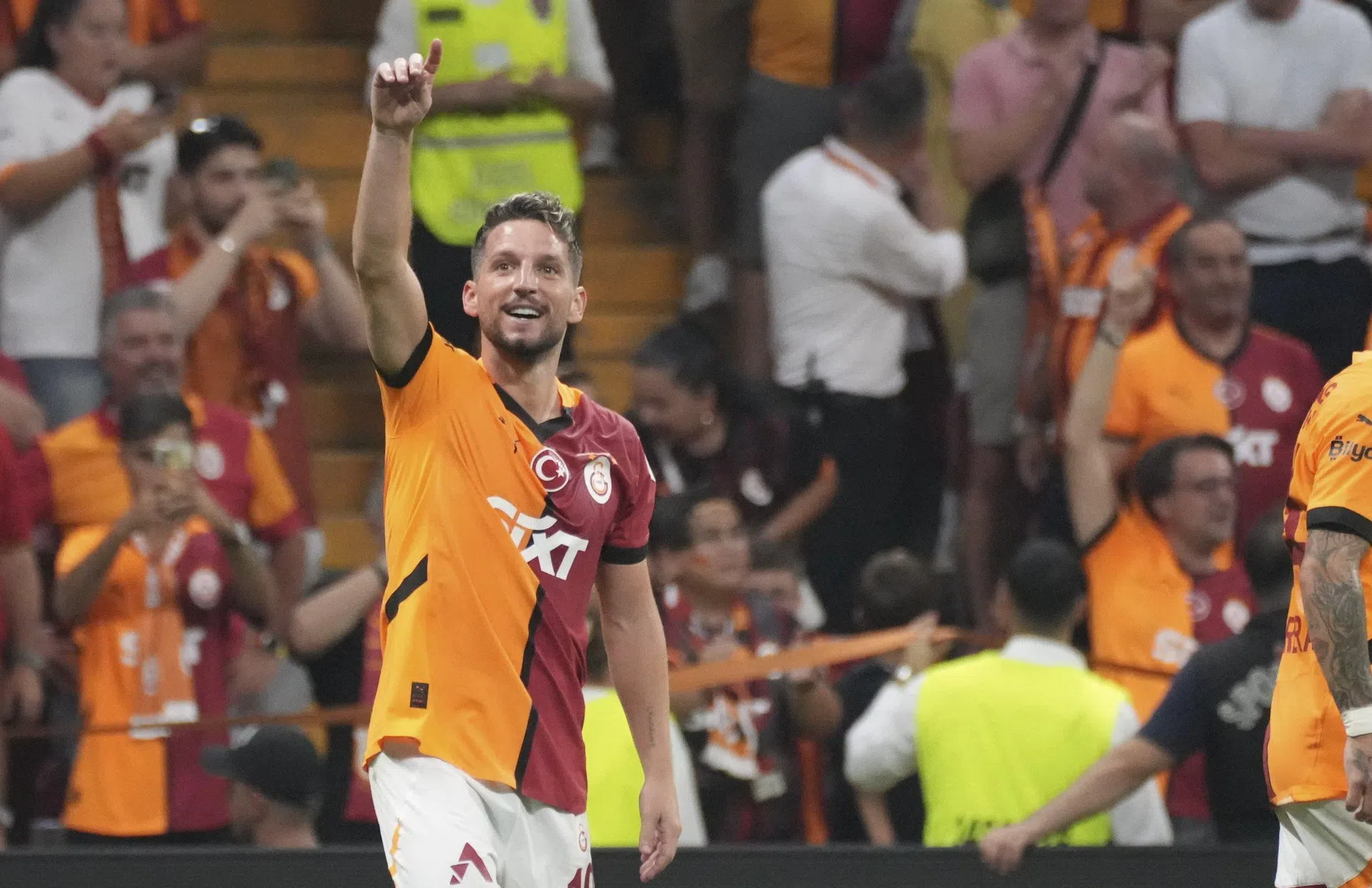 Dries Mertens scoort voor Galatasaray tegen Fenerbahce.