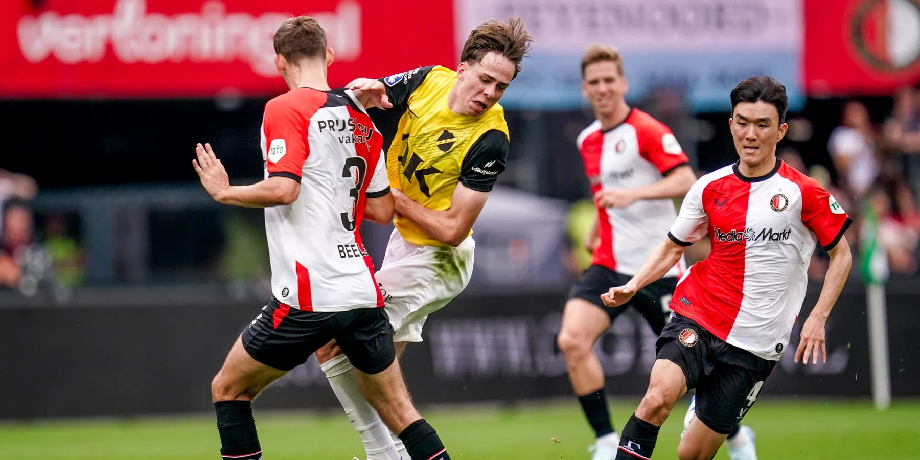 Van Hooijdonk kritisch op Feyenoord-transfers: 'Niet het niveau waar ze zaten'