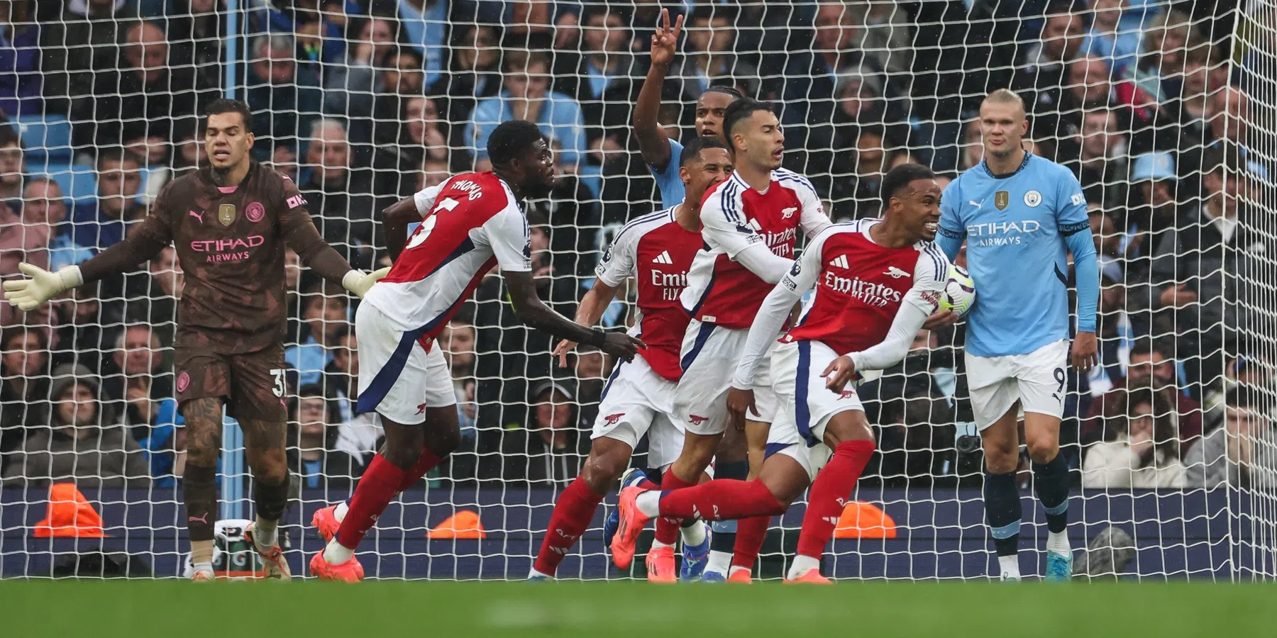 Manchester City redt in slotfase een punt tegen Arsenal