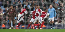 Thumbnail for article: Arsenal-spel gehekeld: 'Je kunt het slim en smerig noemen, verstoort het ritme'