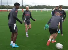 Thumbnail for article: Pijnlijk moment voor De Ligt: United-verdediger incasseert panna van Antony