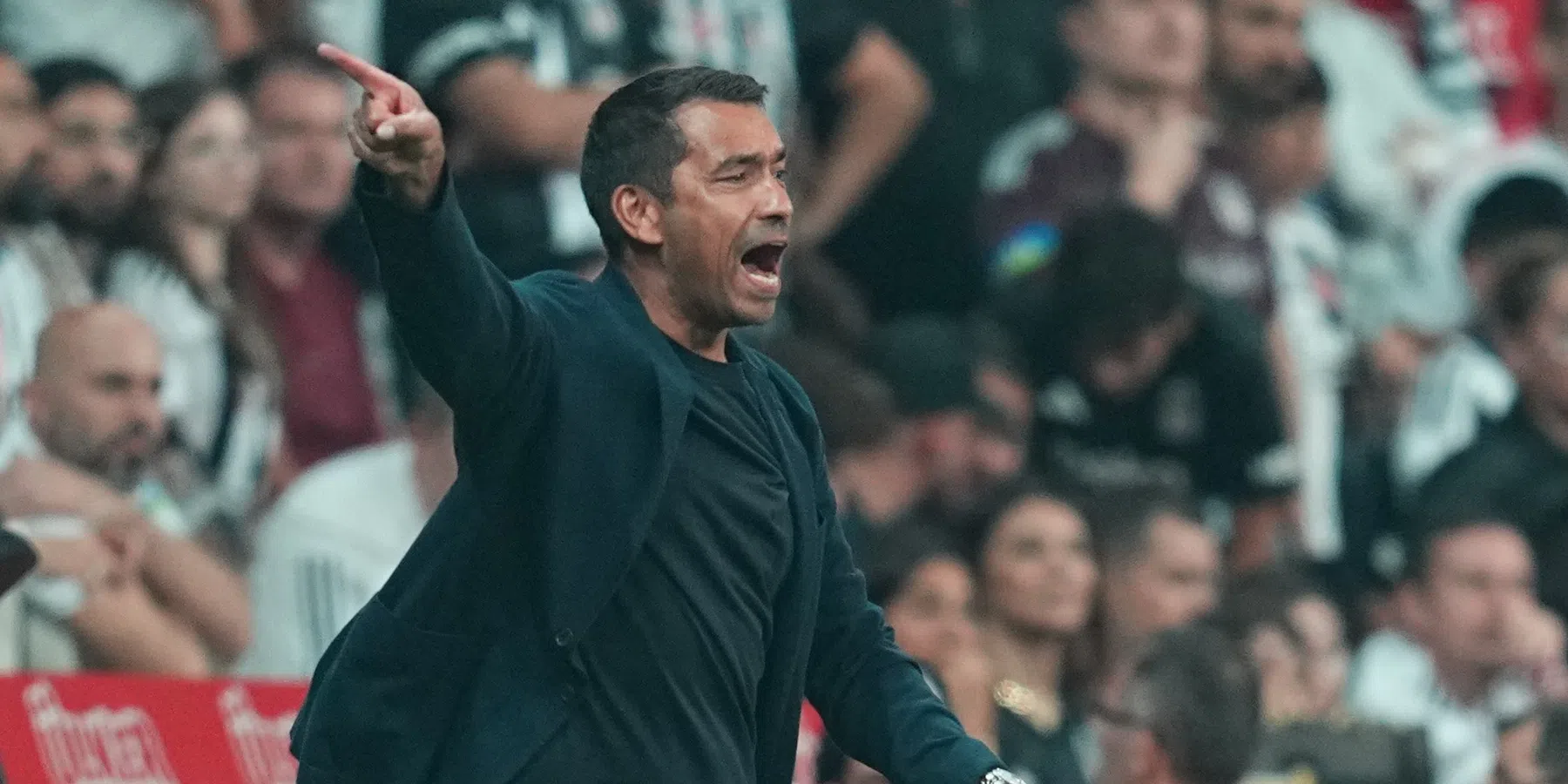 Giovanni van Bronckhorst in de clinch met eigen supporters