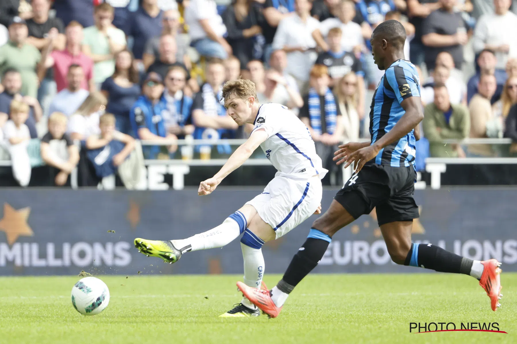 Max Dean over Romelu Lukaku en Marouane Fellaini bij Everton