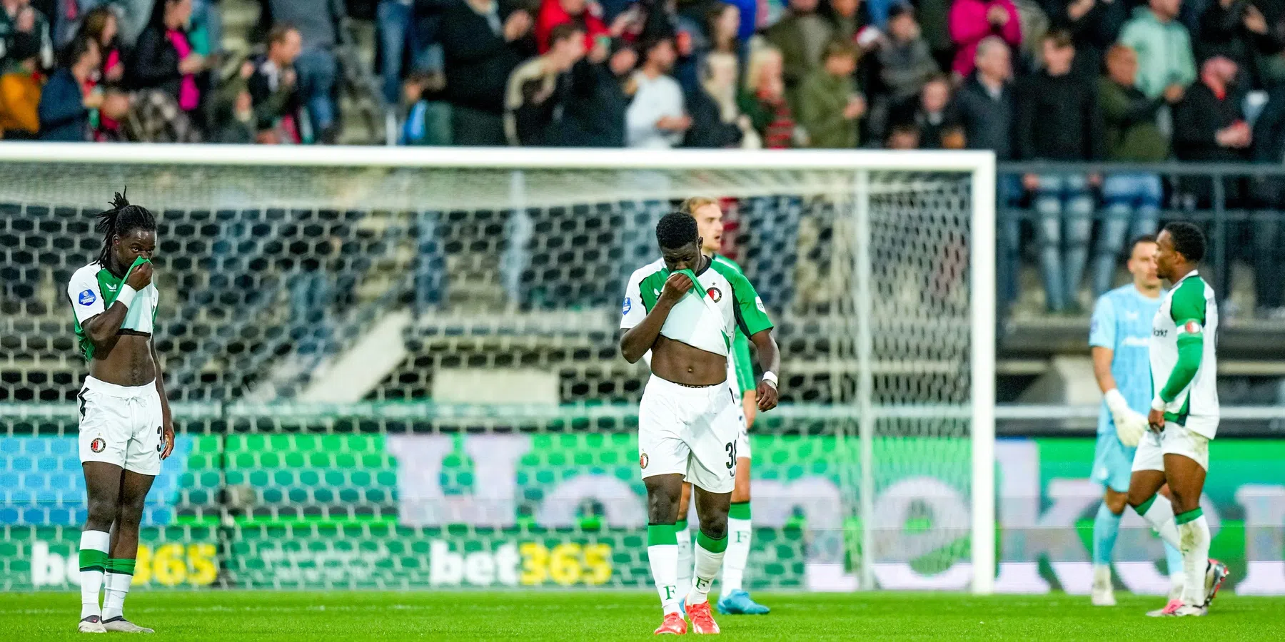 Meegereisde Feyenoord-supporters niet mild na 'wanprestatie': 'Schaam je kapot!'