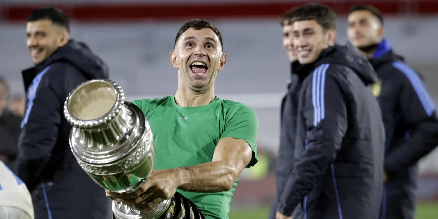 Manchester United en FC Barcelona geïnteresseerd in Emiliano Martínez