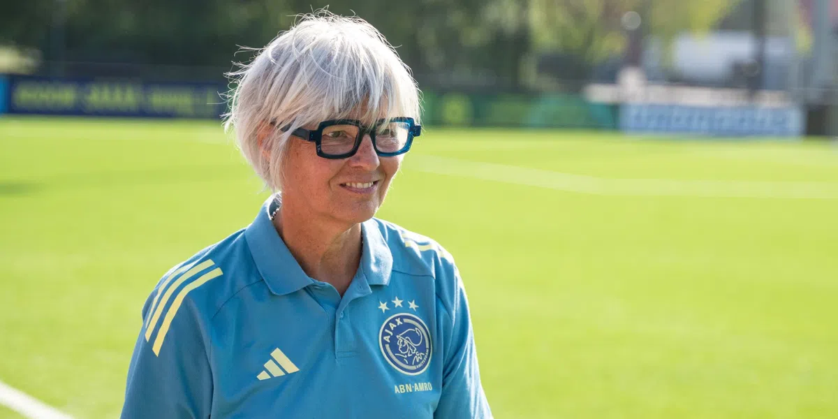 Trainer Ajax Vrouwen laat bom ontploffen met vreemde teksten: 'Reden