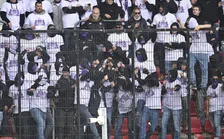 Thumbnail for article: Treurnis bij de Antwerpse derby: Beerschot-fans voeren dreigement uit