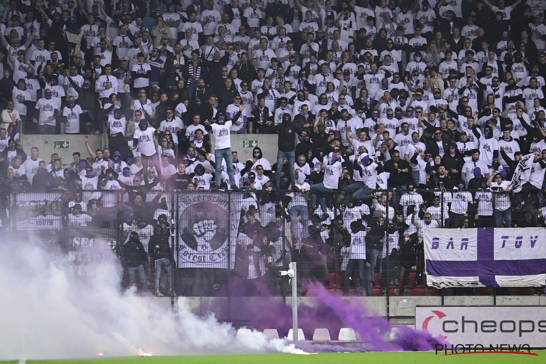 Antwerpse derby stilgelegd bij 4-0, gedeelte Beerschot-fans met vuurpijlen