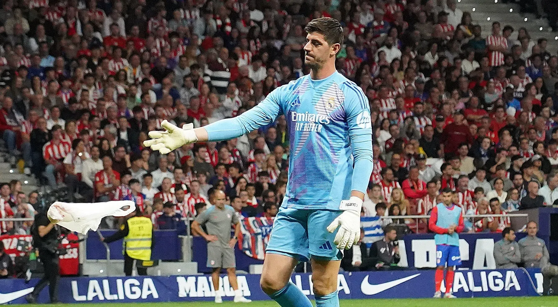 Atlético Madrid-fan die Thibaut Courtois bekogelde krijgt levenslang stadionverbod