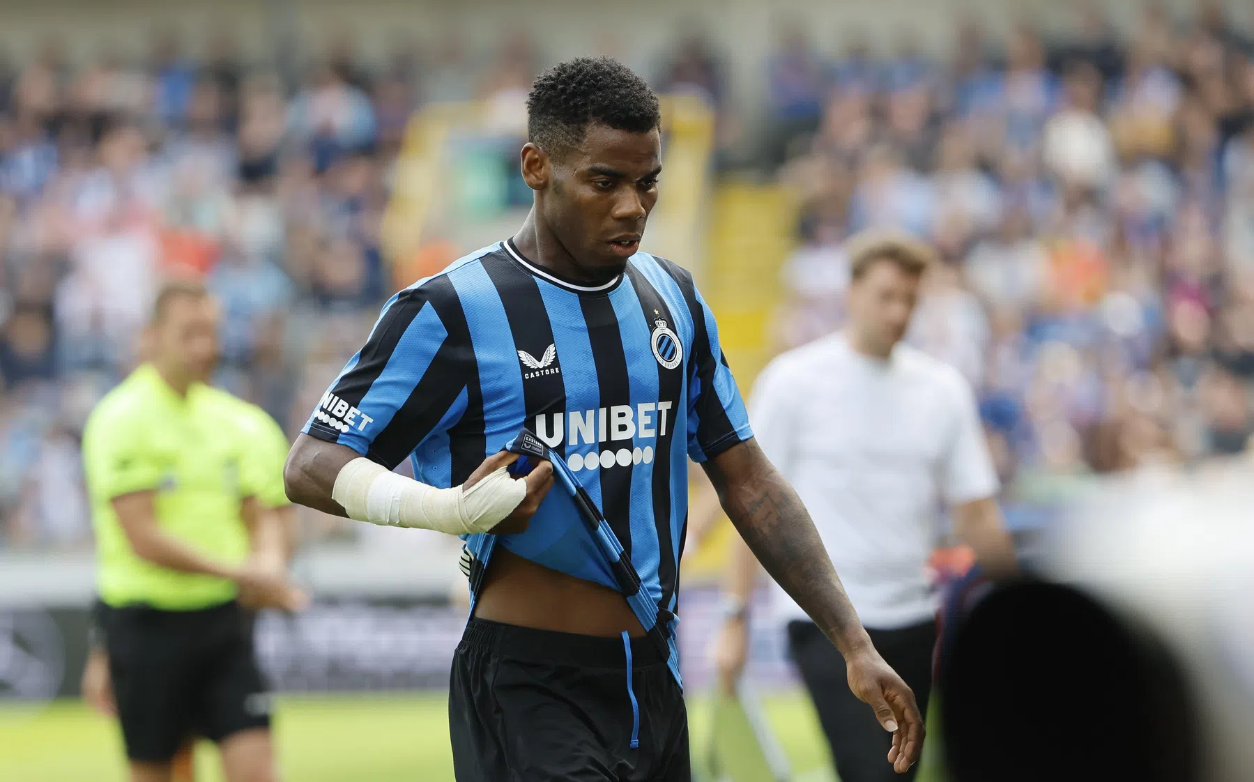 Ref. Dep. staat achter rood Club Brugge-speler Raphaël Onyedika