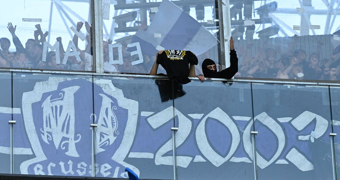 Anderlecht fans gooien stoeltjes naar fans van Real Sociedad