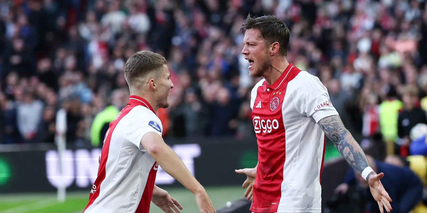 Ajax-spelers bejubelen 'Deense Beckham' Gaaei