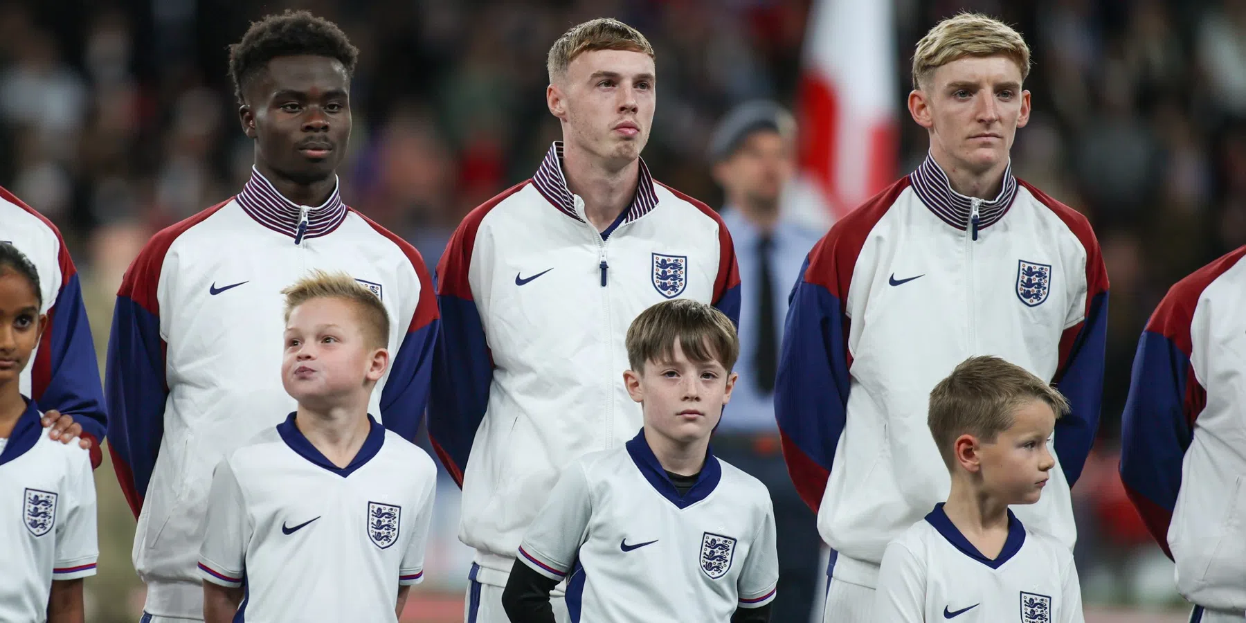 Saka haakt geblesseerd af bij Engeland