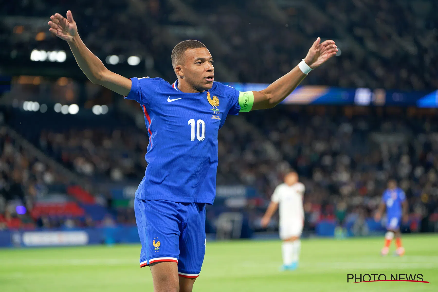 Mbappé in bescherming genomen door teamgenoten