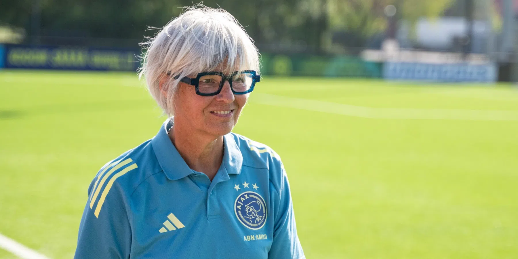 Coach Ajax Vrouwen baart wéér opzien en geeft landstitel op opvallend moment op