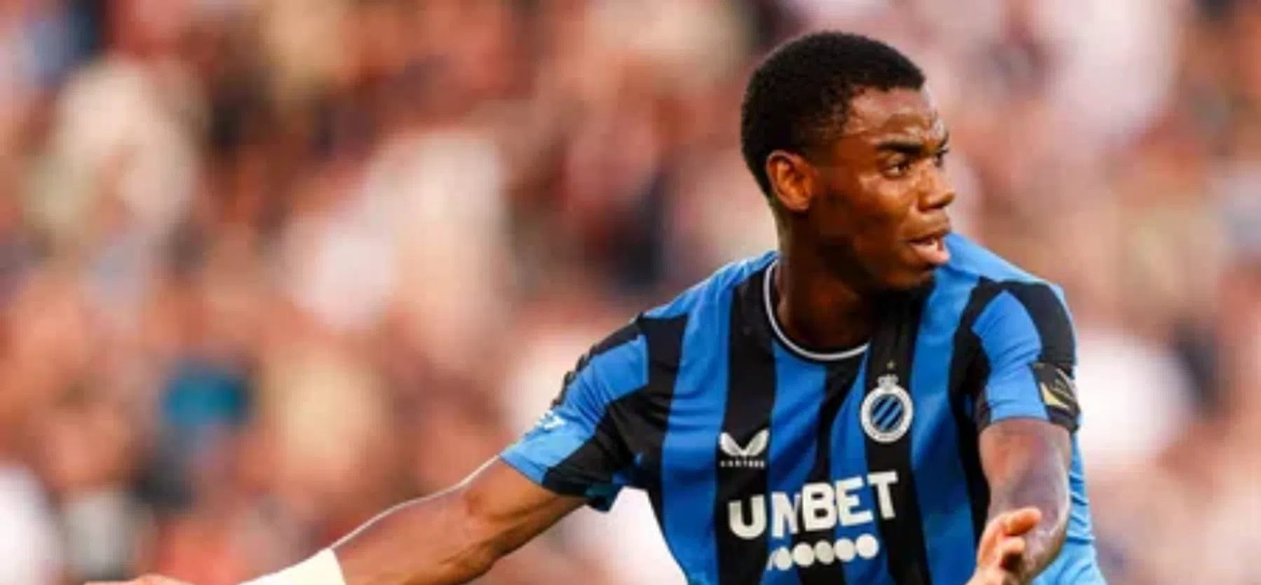 Sjotcast over rood Raphael Onyedika tijdens AC Milan - Club Brugge