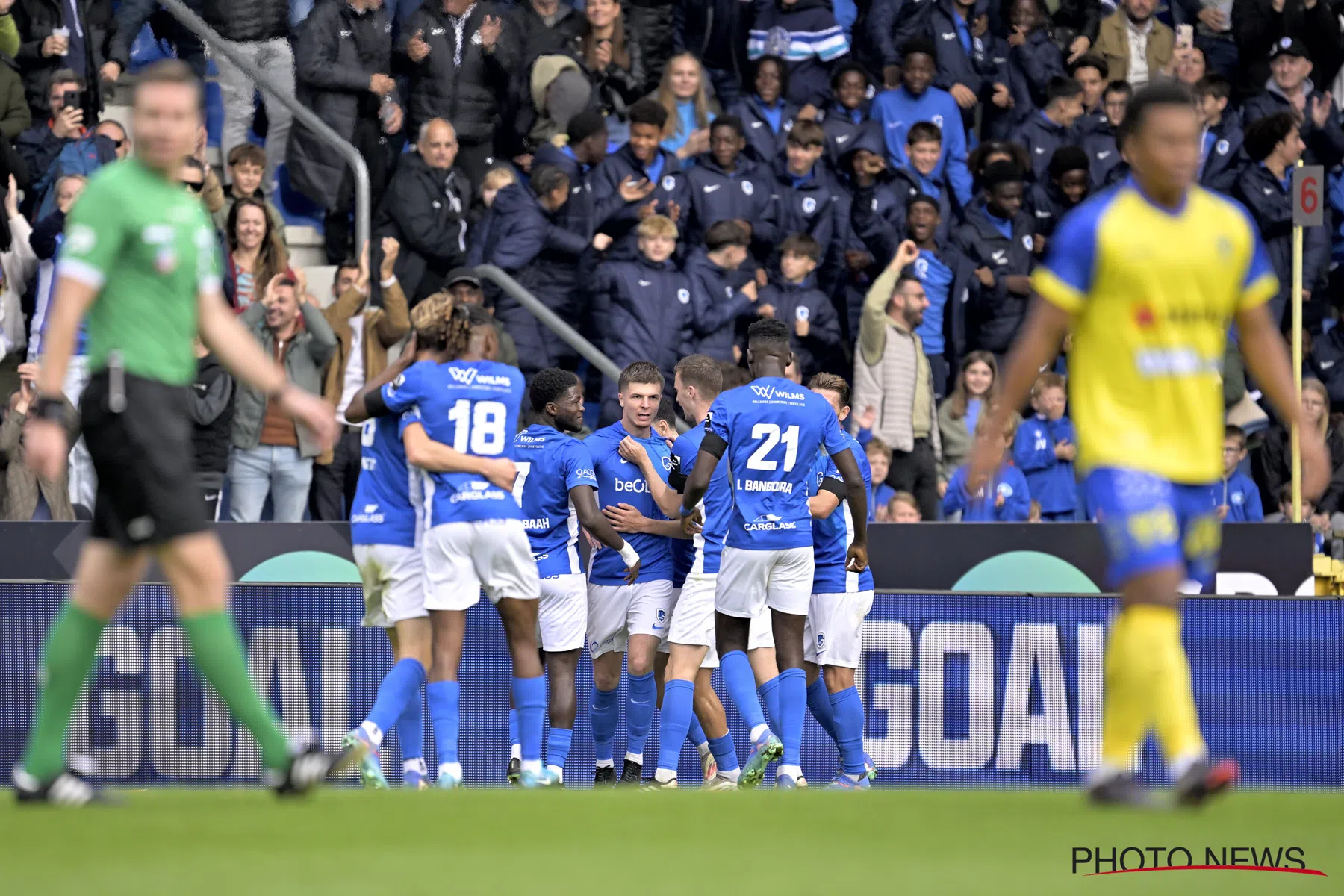 Genk wint doelpuntrijke Limburgse derby nipt van tiental STVV 