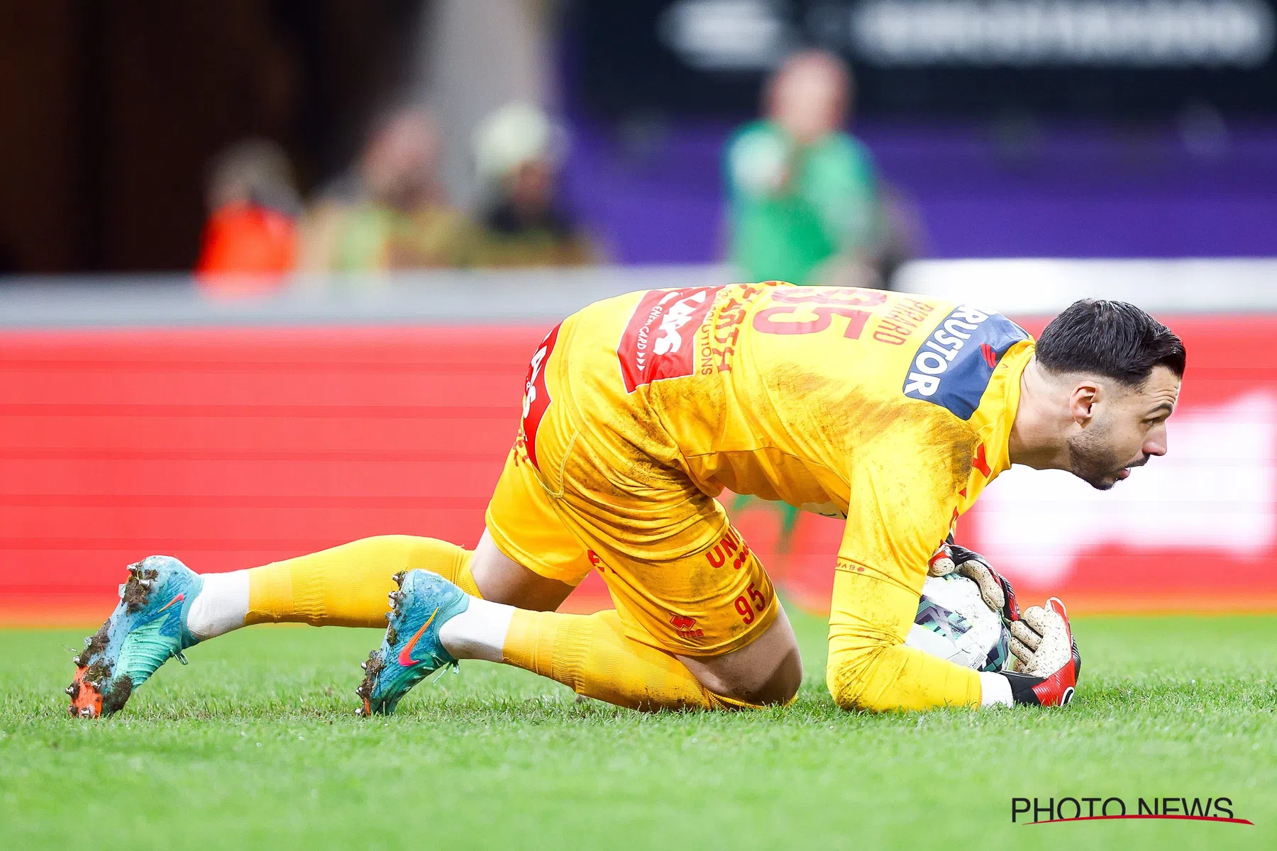 Doelman Pirard van Kortrijk na verloren match tegen Mechelen