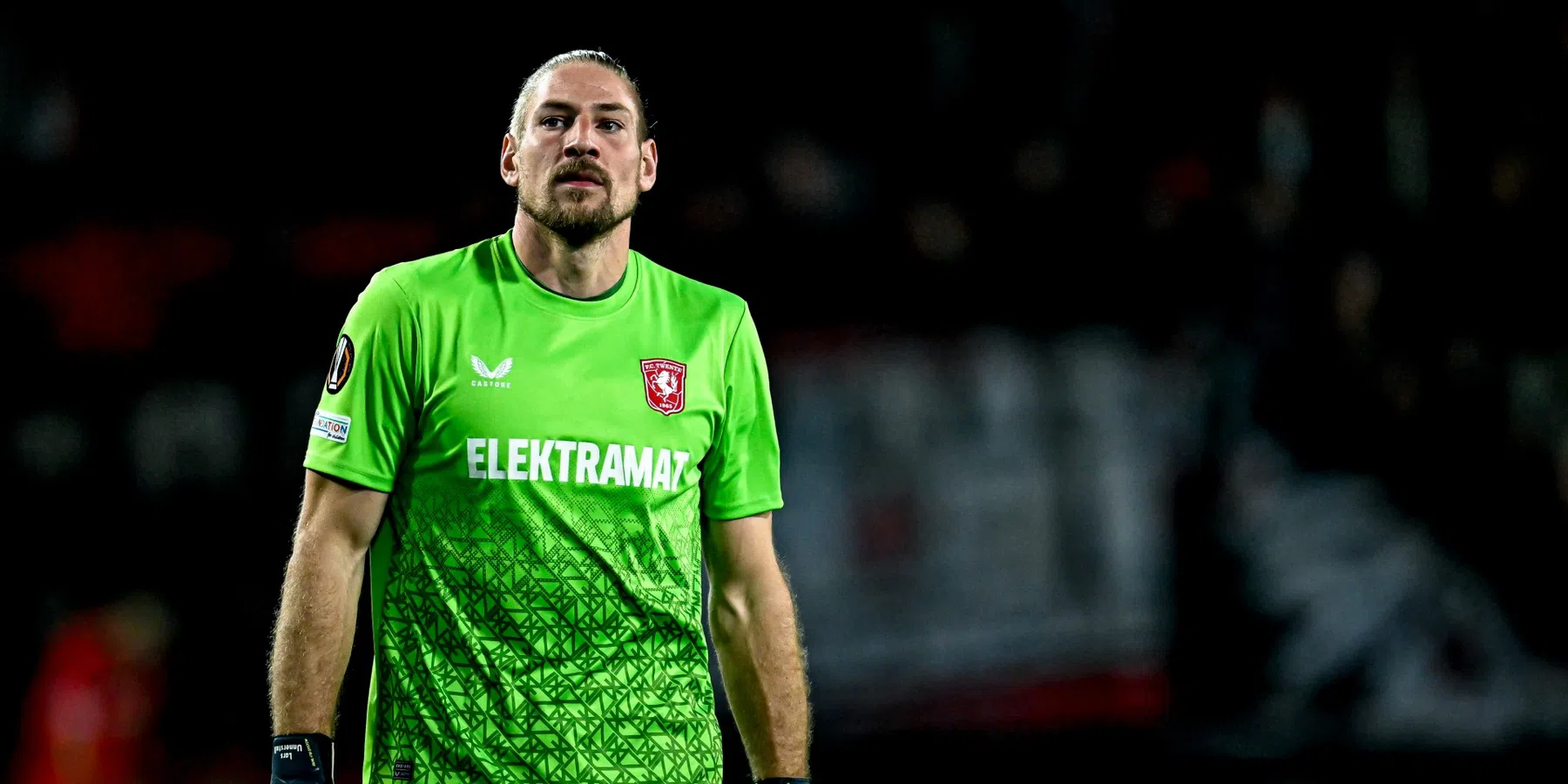 Oosting gaat achter FC Twente-doelman Lars Unnerstall staan 