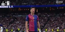 Thumbnail for article: Ongelooflijk: Lewandowski trekt Clásico naar zich toe en krijgt Bernabéu stil