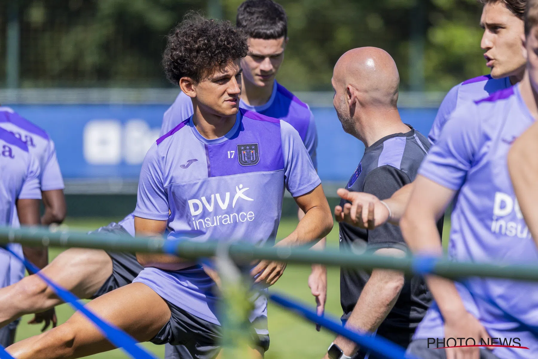 Anderlecht middenvelder Leoni neemt het op voor Riemer 