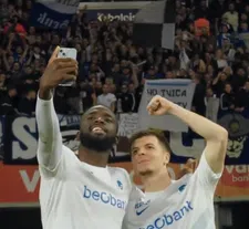 Koploper KRC Genk kon vieren met de fans op bezoek bij KAA Gent