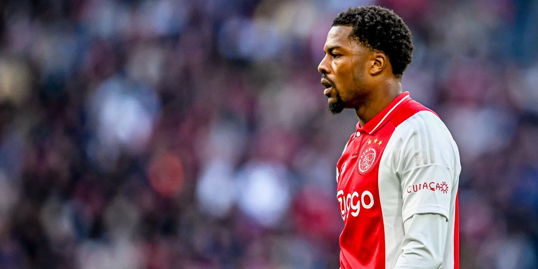 X ontploft na keuze van Farioli om Akpom te laten starten bij Ajax