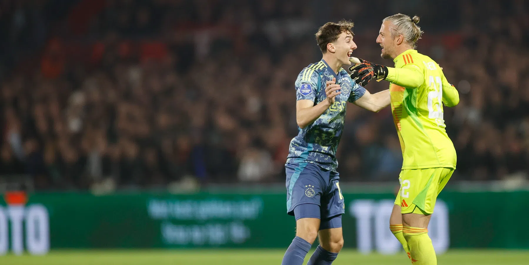 Ajax maakt mede door Farioli-foefje indruk tegen Feyenoord