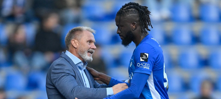 Tolu Arokodare over Patrik Hrosovsky en KRC Genk na 2-0 tegen RAFC