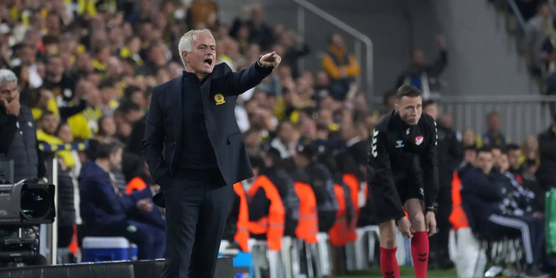 Mourinho vangt schorsing voor het knijpen van neus Galatasaray-trainer