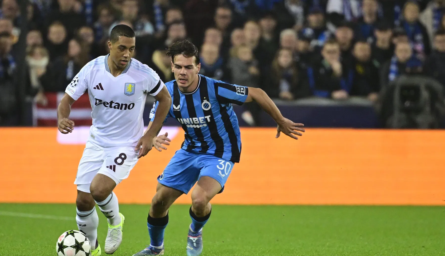 Fans van Club Brugge fluiten Youri Tielemans (Aston Villa) uit