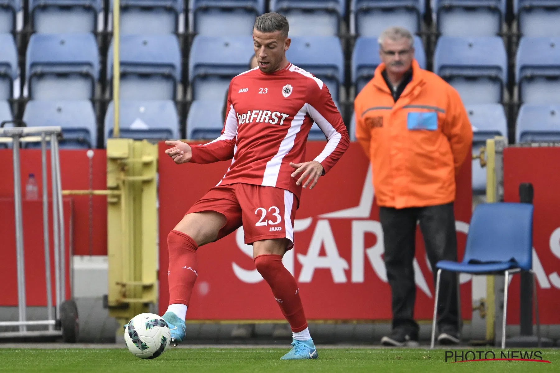 Toby Alderweireld van Royal Antwerp geblesseerd geraakt