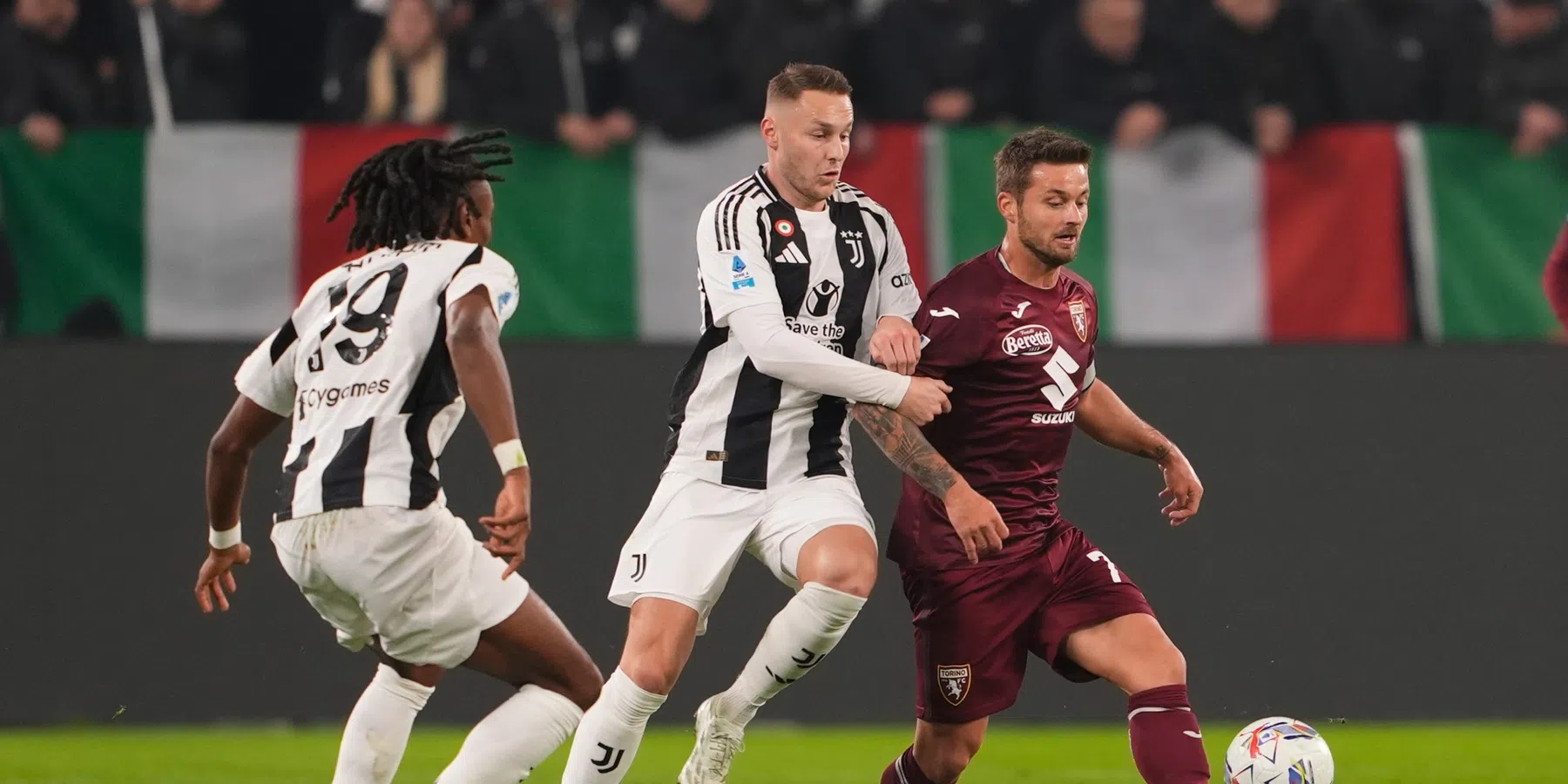 Juventus wint stadsderby van Torino en blijft op de hielen van koploper Napoli