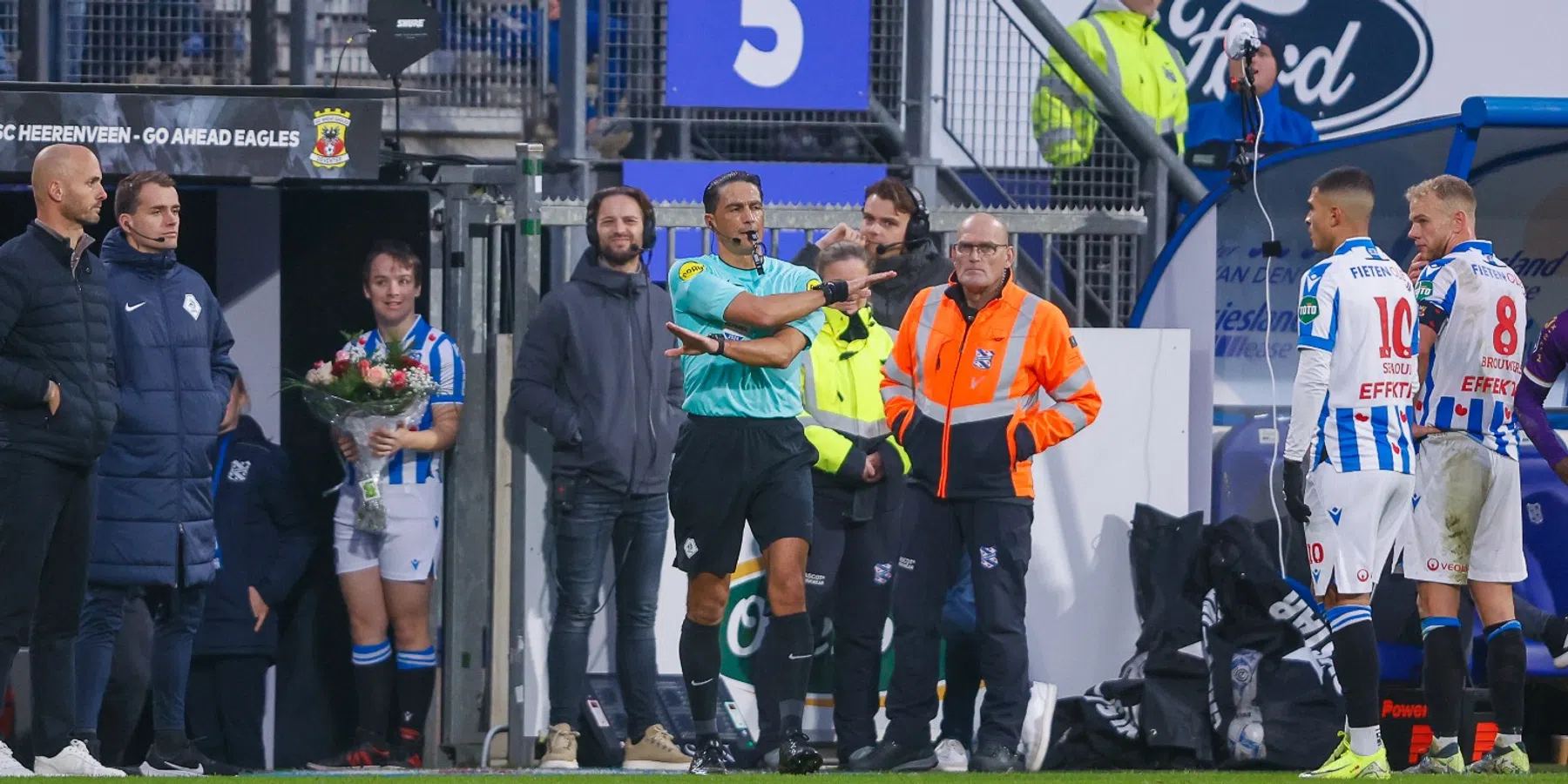 Scheidsrechters gaan VAR-beslissingen uitleggen aan supporters