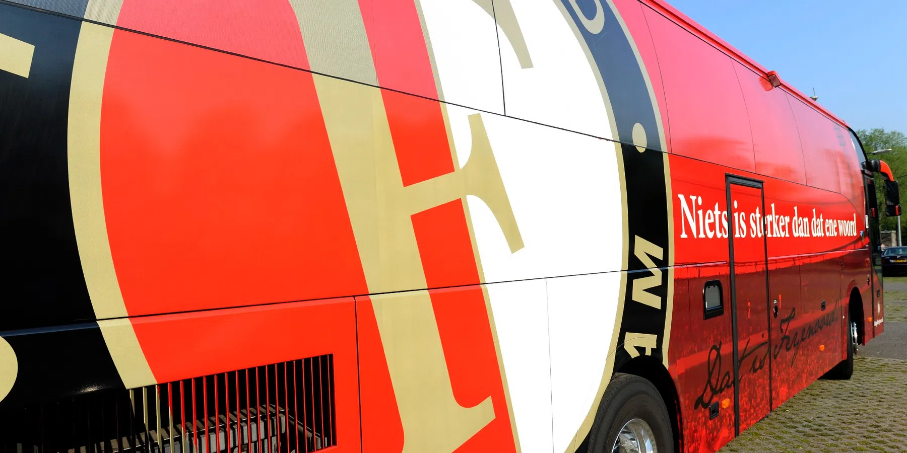 Spelersbus Feyenoord Onder 14 aangevallen