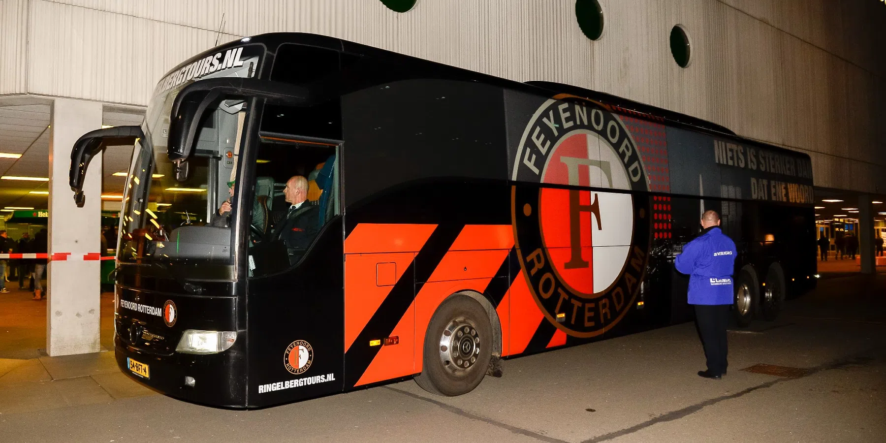 Veel schade aan spelersbus Feyenoord