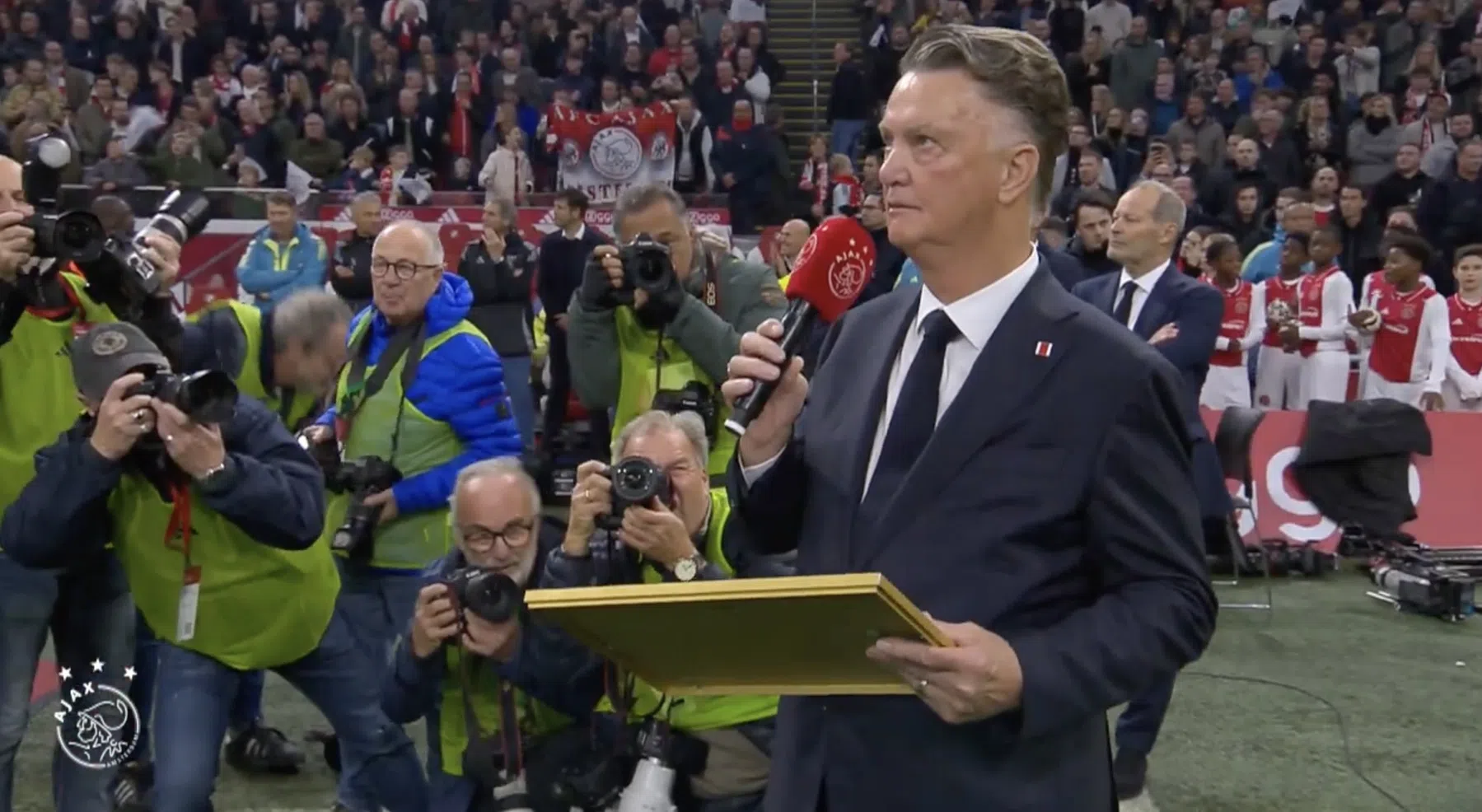 Van Gaal deelt complimenten uit aan Ajax-fans