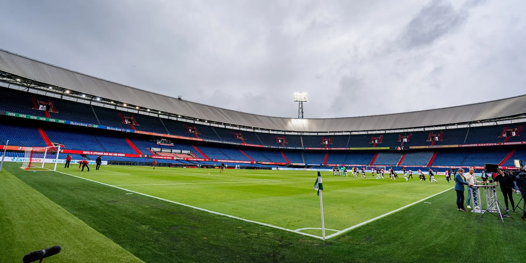 Feyenoord strikt Carpels van Royal Antwerp