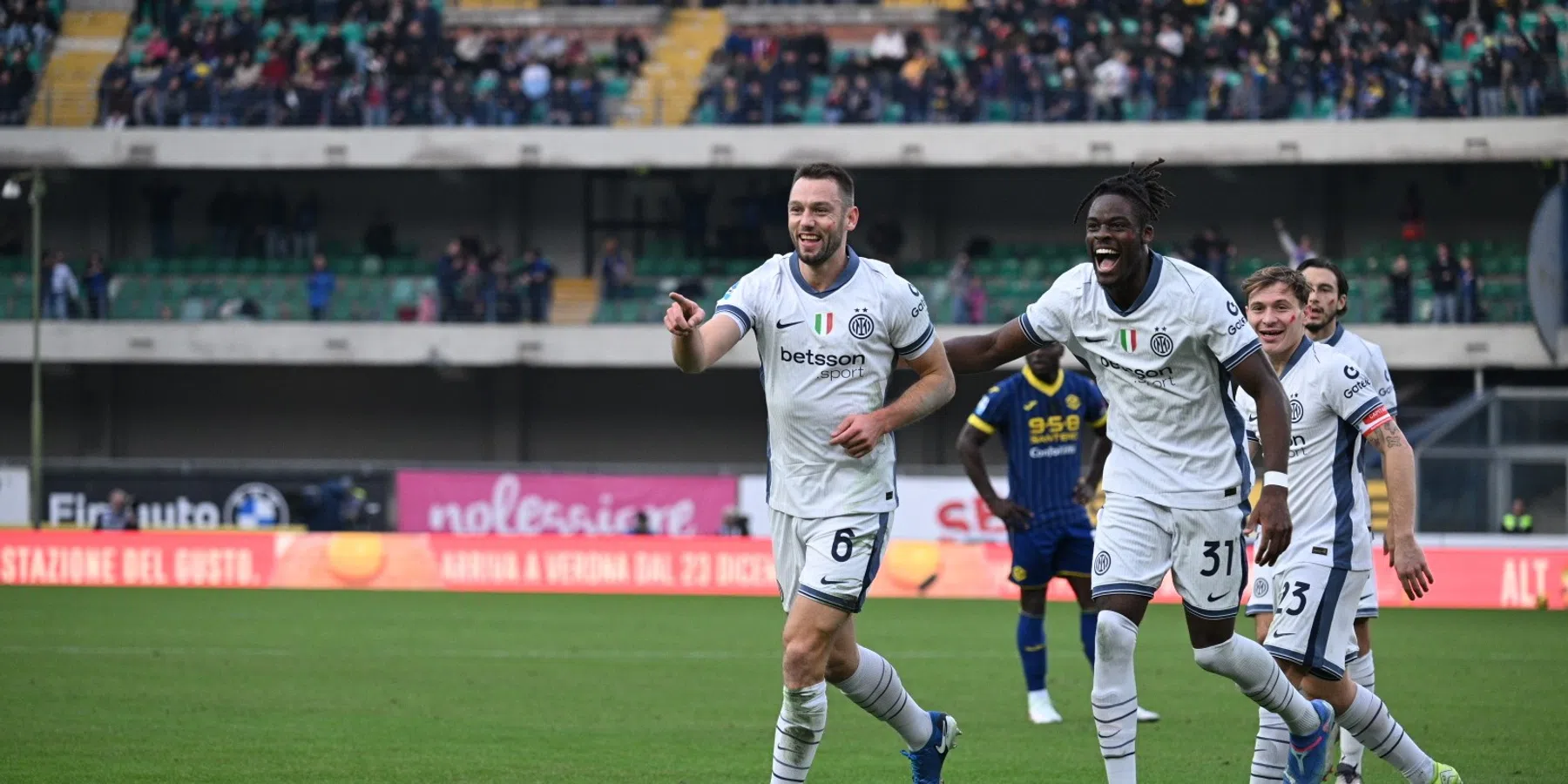 Inter walst over Hellas Verona in een helft