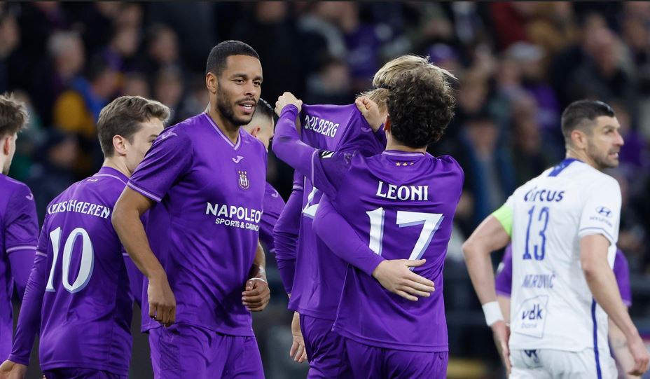 Wedstrijdverslag: Anderlecht wint met 6-0 van negenkoppig KAA Gent